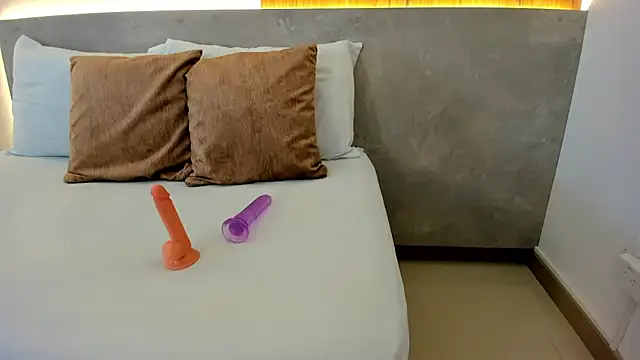 samantha 17  online show from September 27, 2025, 2:05 am