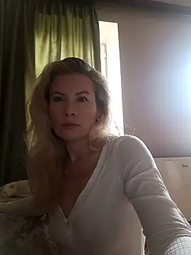 Julia Giulia online show from October 1, 2025, 10:10 am