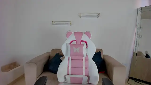 april smiith online show from October 15, 2025, 12:16 pm