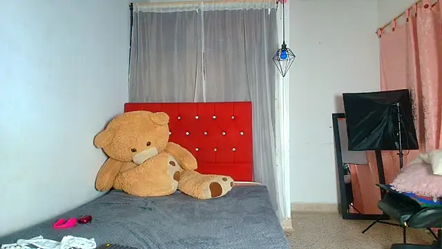 naomi campbel  online show from September 23, 2025, 8:34 pm