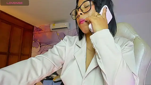 Snapshot of Elowen_Clark chatting on October 18, 2025, 8:20 pm Elowen Clark online show from October 18, 2025, 8:20 pm