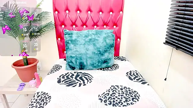 Snapshot of Strawberry_Lips chatting on October 15, 2025, 4:23 am Strawberry Lips online show from October 15, 2025, 4:23 am