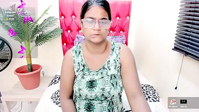 Snapshot of Strawberry_Lips chatting on October 23, 2025, 4:45 am Strawberry Lips online show from October 23, 2025, 4:45 am