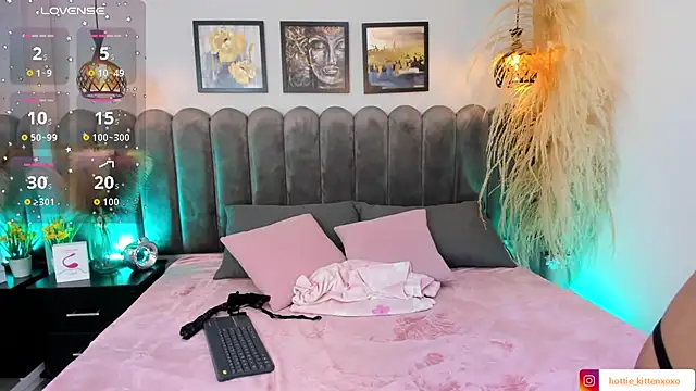 Viollet xoxo online show from October 4, 2025, 7:45 pm