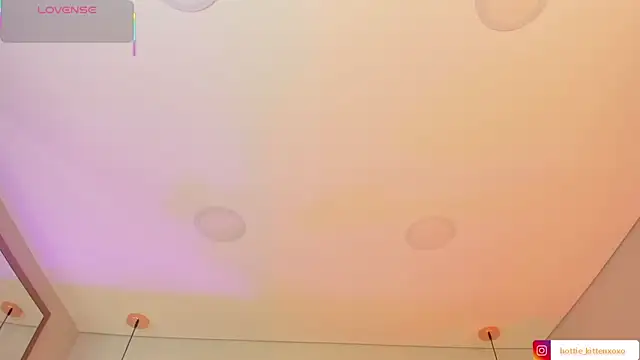 Viollet xoxo online show from October 17, 2025, 8:22 pm