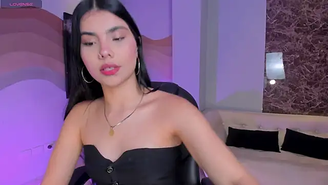 MiaLaurence online show from November 29, 2025, 7:17 pm