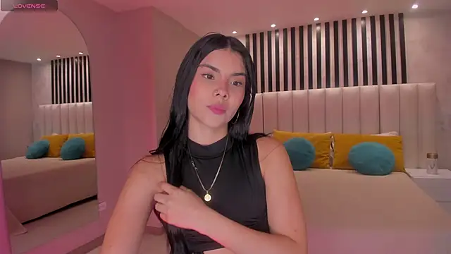 MiaLaurence online show from December 14, 2025, 11:37 am