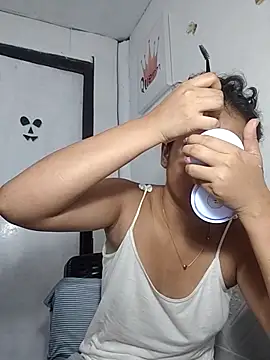 kiannie01 online show from October 13, 2025, 6:08 pm