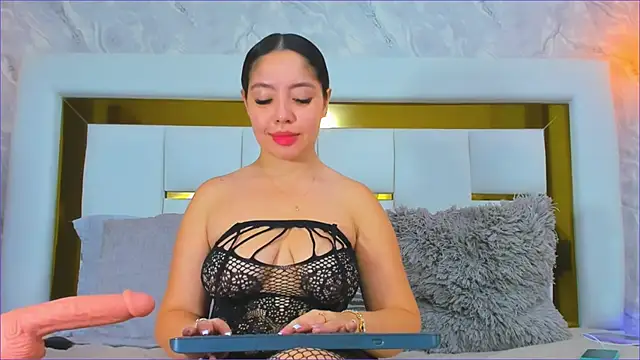 MiaFarkash online show from September 19, 2025, 4:18 pm