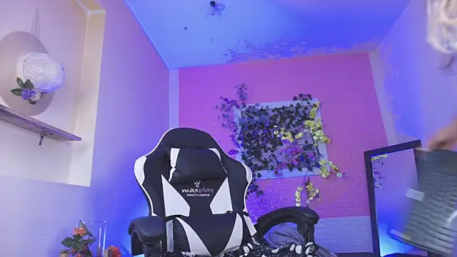 Katy bratz  online show from September 22, 2025, 2:24 am