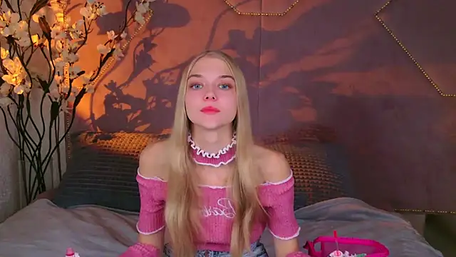 4example Chloe online show from September 30, 2025, 10:53 am