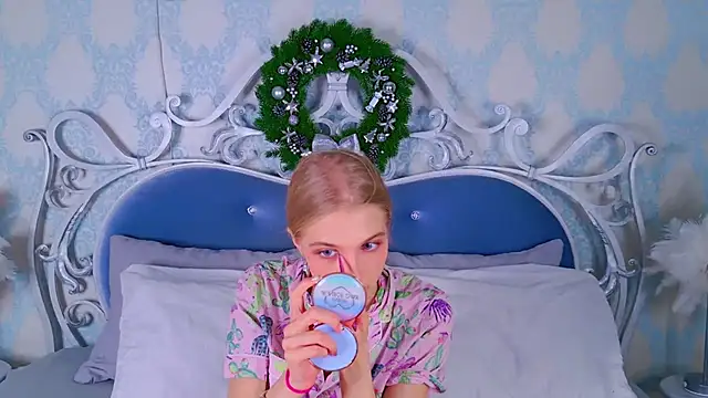 4example Chloe online show from December 3, 2025, 11:08 am