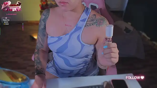 lunaarose online show from November 3, 2025, 4:08 pm