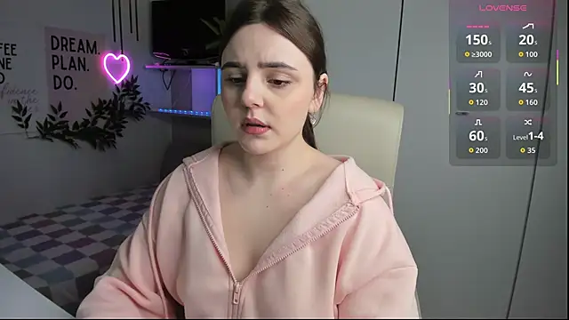 Snapshot of LiaWoow chatting on September 28, 2025, 6:41 am LiaWoow online show from September 28, 2025, 6:41 am