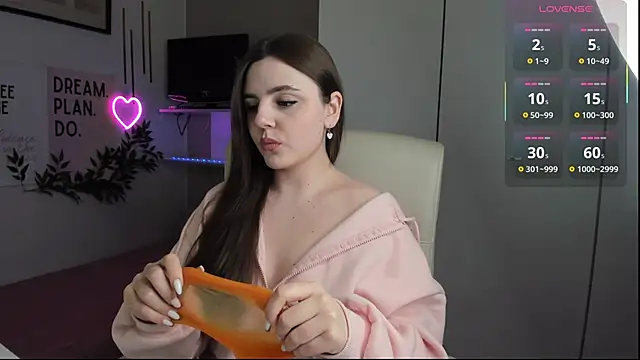 Snapshot of LiaWoow chatting on September 30, 2025, 2:44 pm LiaWoow online show from September 30, 2025, 2:44 pm