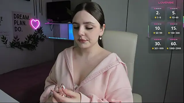 Snapshot of LiaWoow chatting on October 4, 2025, 1:42 pm LiaWoow online show from October 4, 2025, 1:42 pm