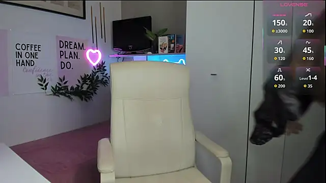 Snapshot of LiaWoow chatting on October 14, 2025, 2:07 pm LiaWoow online show from October 14, 2025, 2:07 pm