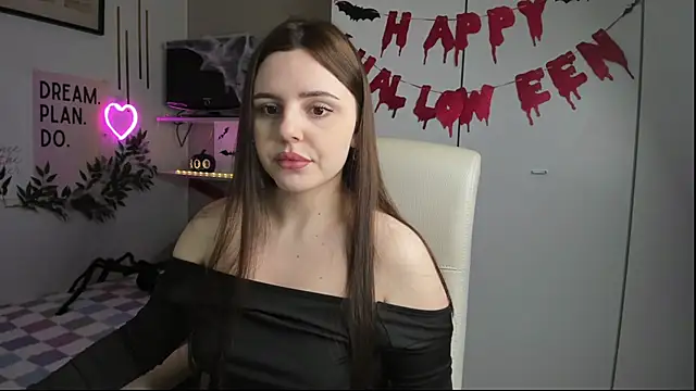 Snapshot of LiaWoow chatting on October 27, 2025, 7:56 am LiaWoow online show from October 27, 2025, 7:56 am