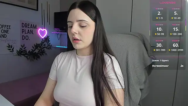 LiaWoow online show from December 20, 2025, 7:48 am