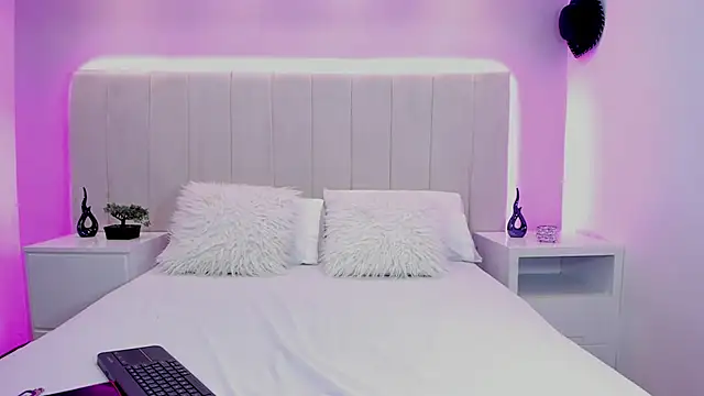 miah skinny online show from October 1, 2025, 8:04 pm