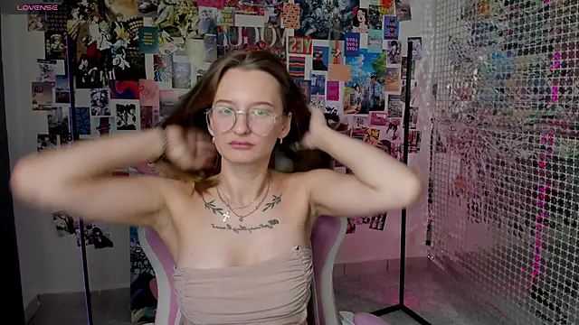 Maryyy May online show from September 9, 2025, 5:01 pm