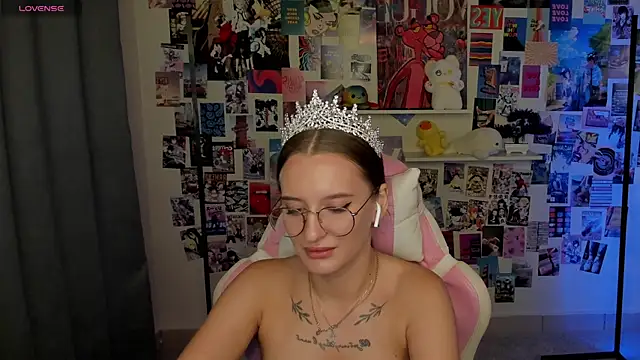 Maryyy May online show from September 18, 2025, 4:53 pm