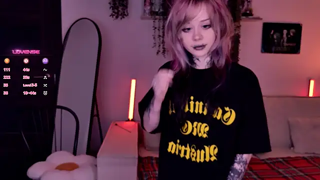 Lollyshy online show from November 18, 2025, 10:31 am