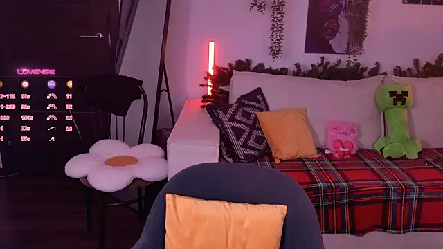 Lollyshy online show from December 2, 2025, 8:08 am