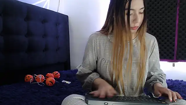 karlamoon23 online show from October 13, 2025, 9:26 pm