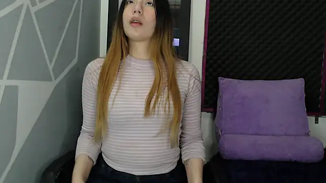 karlamoon23 online show from December 4, 2025, 9:23 pm