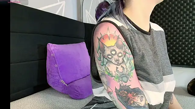 karlamoon23 online show from February 28, 2026, 8:54 pm