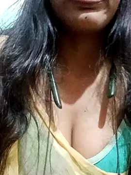 kaviyaponnu0987 online show from October 5, 2025, 2:15 pm