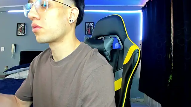 Snapshot of alexgiraldo__ chatting on September 12, 2025, 12:49 pm alexgiraldo online show from September 12, 2025, 12:49 pm