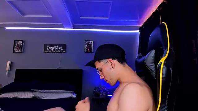 Snapshot of alexgiraldo__ chatting on September 19, 2025, 2:40 pm alexgiraldo online show from September 19, 2025, 2:40 pm