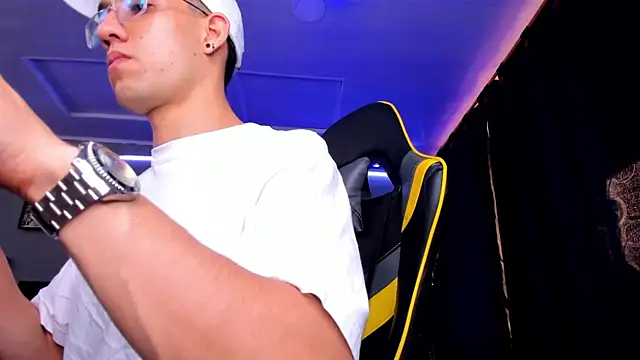 Snapshot of alexgiraldo__ chatting on September 21, 2025, 1:46 pm alexgiraldo online show from September 21, 2025, 1:46 pm