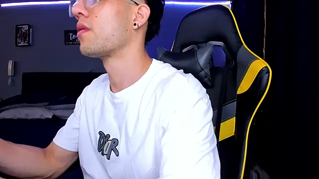 Snapshot of alexgiraldo__ chatting on September 24, 2025, 2:42 pm alexgiraldo online show from September 24, 2025, 2:42 pm