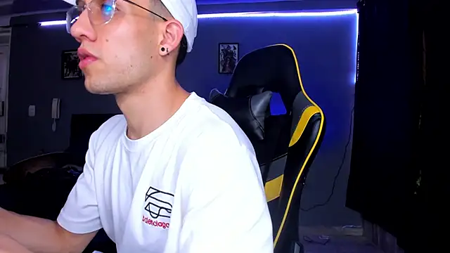 Snapshot of alexgiraldo__ chatting on September 27, 2025, 8:47 pm alexgiraldo online show from September 27, 2025, 8:47 pm