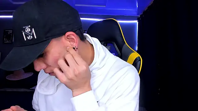 Snapshot of alexgiraldo__ chatting on September 28, 2025, 11:37 am alexgiraldo online show from September 28, 2025, 11:37 am