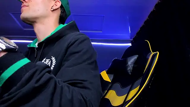 Snapshot of alexgiraldo__ chatting on September 29, 2025, 12:10 pm alexgiraldo online show from September 29, 2025, 12:10 pm