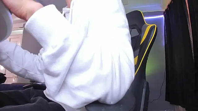 Snapshot of alexgiraldo__ chatting on October 2, 2025, 12:01 pm alexgiraldo online show from October 2, 2025, 12:01 pm