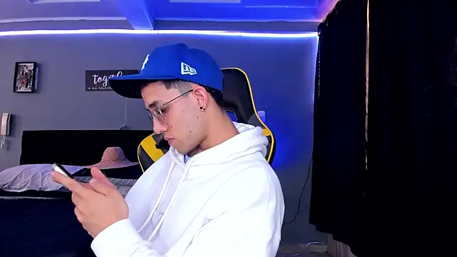 Snapshot of alexgiraldo__ chatting on October 4, 2025, 1:20 pm alexgiraldo online show from October 4, 2025, 1:20 pm