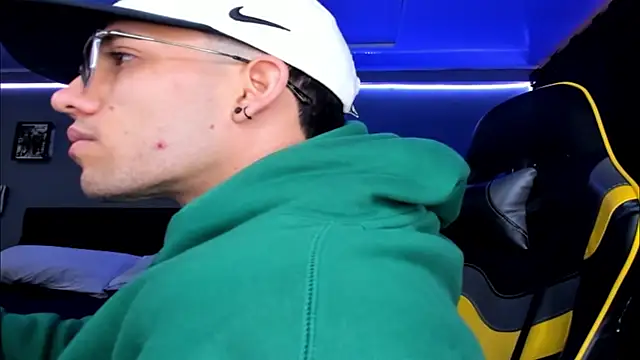 Snapshot of alexgiraldo__ chatting on October 10, 2025, 12:26 pm alexgiraldo online show from October 10, 2025, 12:26 pm