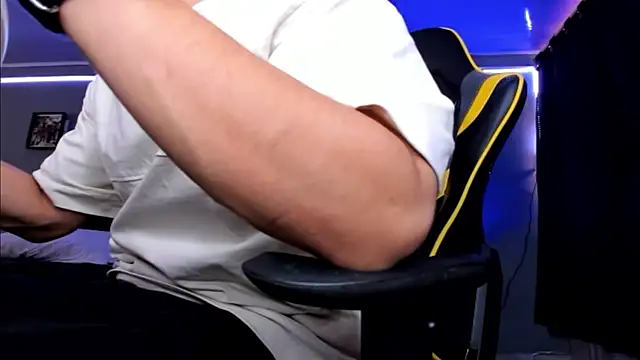 Snapshot of alexgiraldo__ chatting on October 12, 2025, 5:34 pm alexgiraldo online show from October 12, 2025, 5:34 pm