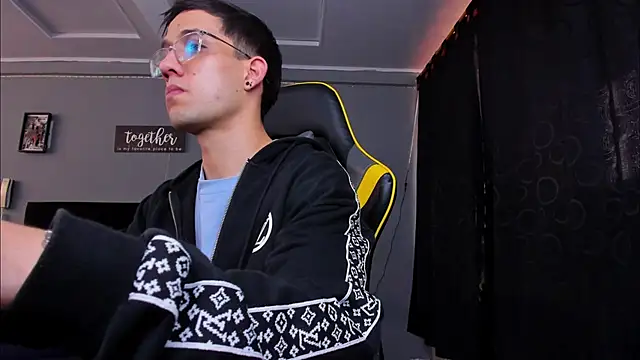 Snapshot of alexgiraldo__ chatting on October 25, 2025, 12:13 pm alexgiraldo online show from October 25, 2025, 12:13 pm