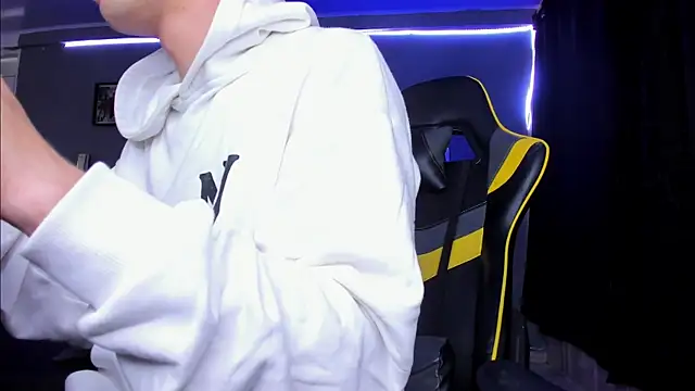 Snapshot of alexgiraldo__ chatting on November 4, 2025, 12:37 pm alexgiraldo online show from November 4, 2025, 12:37 pm