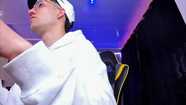 Snapshot of alexgiraldo__ chatting on November 21, 2025, 12:15 pm alexgiraldo online show from November 21, 2025, 12:15 pm