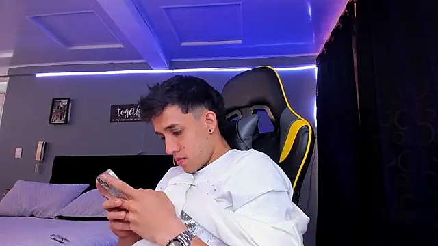 Snapshot of alexgiraldo__ chatting on November 29, 2025, 1:36 pm alexgiraldo online show from November 29, 2025, 1:36 pm