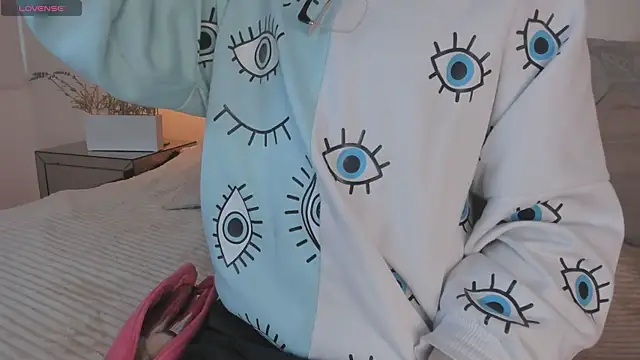 Megan DH online show from October 15, 2025, 12:05 pm