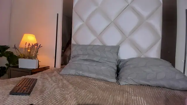 Megan DH online show from November 17, 2025, 12:33 pm