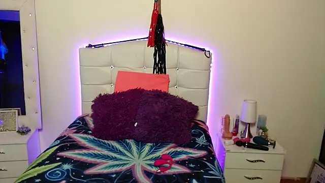 elapetitie online show from September 26, 2025, 4:27 am